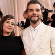Wagner Moura chega ao Globo de Ouro ao lado de esposa; veja looks