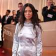 Chloé Zhao é a primeira diretora a vencer duas vezes o Globo de Ouro de Melhor Filme de Drama