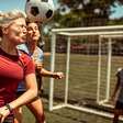 Por que cabecear a bola em esportes como futebol pode ser tão perigoso
