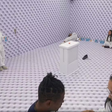 'BBB 26': Ricardinho abre todas as latas de água no Quarto Branco e Chaiany se revolta: 'Vou ser teu pesadelo'