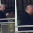 Trump xinga e mostra o dedo do meio a funcionário que o chamou de 'protetor de pedófilo' em visita a fábrica