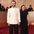 Esposa de Wagner Moura aposta em elegância discreta para o Golden Globes 2026