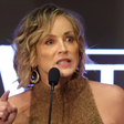 Sharon Stone se irrita em discurso de premiação e xinga 'moleques' que a acusaram de roubar cadeira