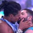 Breno e Marcelo dão o primeiro beijo do BBB26; veja vídeo