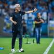 Após goleada do Grêmio, Luís Castro é cauteloso: 'Não podemos ficar eufóricos'