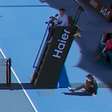 Tenista interrompe jogo no Australian Open para ajudar boleira que desmaiou com calor; assista
