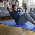 Se você não tem tempo para a academia, pare de se culpar: fazer esses 8 exercícios em casa pode ser tudo o que seu corpo precisa