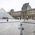 Museu do Louvre está fechado nesta segunda; imagens revelam roubo das joias da Coroa