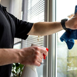 Usar vinagre nos trilhos das janelas: para que serve e quais os seus benefícios?