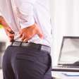 Trabalhar sentado dói? 7 ajustes que salvam seu corpo