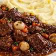 boeuf bourguignon: carne de panela francesa na pressão