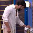 'BBB 26': Paulo Augusto escuta fofoca atrás da porta e confronta sister: 'Fraco'