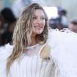 Gisele Bündchen presta homenagem a Valentino: 'Me fez sentir especial'