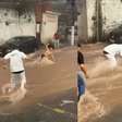 Mulher é arrastada por enchente, mas é salva do pior; veja