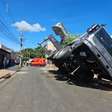Guindaste tomba sobre casas ao tentar içar piscina em Minas Gerais