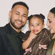 Filha de Neymar canta e dança enquanto assiste filme infantil