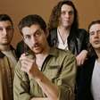 Arctic Monkeys lança música inédita com apoio a ONG