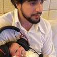 Nattan encanta ao jogar videogame com a filha Zuza no colo