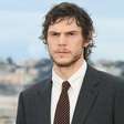 Evan Peters vira o jogo e assume papel de mocinho em 'The Beauty': 'Um alívio'