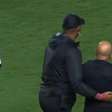 Sampaoli é chamado de 'baixinho' por Alberto Valentim e parte para cima do técnico rival; assista