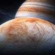 O gelo de Europa pode estar alimentando um oceano subterrâneo com potencial para abrigar vida