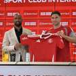 Villagra é apresentado no Internacional e assume camisa histórica do clube