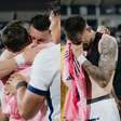 Argentino do Alianza Lima tem tatuagem de Messi e chora ao trocar camisa com ídolo em amistoso