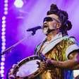 O ritual percussivo de Carlinhos Brown no Festival de Verão