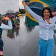 Na chuva, Mara Maravilha surge na caminhada de Nikolas Ferreira e sinaliza possível candidatura