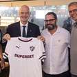 Fluminense presenteia presidentes da Fifa e da CBF