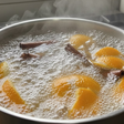 Vi minha avó ferver cascas de laranja com canela a vida inteira e agora não vivo sem esse truque em casa