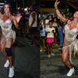 Sem salto! Saiba o motivo para Gracyanne Barbosa usar tênis em desfile como rainha de bateria