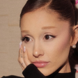 Ariana Grande ironiza erro de revista que colocou seis dedos em sua mão: 'Grata por isso'