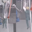 Andaime se solta e operário fica pendurado em fachada de prédio no Rio de Janeiro; veja vídeo