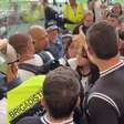Felipe Melo briga com torcedores do Corinthians