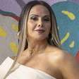 Aos 50, Viviane Araújo exibe corpo real em fantasia mínima: 'Ela é assim'