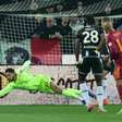 Udinese vence a Roma no Italiano e tira rival do G4