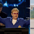 Piloto de Sir Elton John faz 'manobra de emergência' para evitar colisão com gaviões