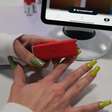 Esqueça o esmalte e a manicure: a nova tendência pinta as unhas em 5 segundos usando o celular e o resultado impressiona