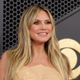 Heidi Klum posta foto de machucados após usar roupa moldada no Grammy 2026