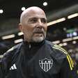 Mesmo suspenso, Sampaoli se comunica com a equipe por rádio; veja o que diz a CBF