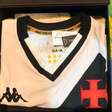 Após atraso, Vasco inicia entrega de camisas a novos sócios, mas de versão antiga