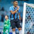 Com hat-trick de Carlos Vinícius, Grêmio vence o Botafogo e conquista primeira vitória no Brasileirão