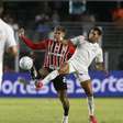 Com um gol em cada tempo, Santos e São Paulo ficam no empate na Vila