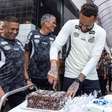 Neymar comemora 34 anos com festa no CT do Santos