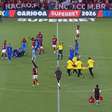 Jogador do Sampaio Corrêa convulsiona em campo durante duelo com o Flamengo no Carioca