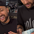 DJ viraliza ao presentear Neymar Jr com nota de R$ 100: 'Devolve, era brincadeira'; assista o vídeo