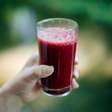 Nem café, nem energético: este suco vermelho de 2 ingredientes é o segredo para ter disposição o dia todo