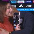 Técnico da Juventus beija ombro de repórter ao reclamar de arbitragem