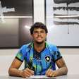 Bruno Samudio assina primeiro contrato profissional com o Botafogo
